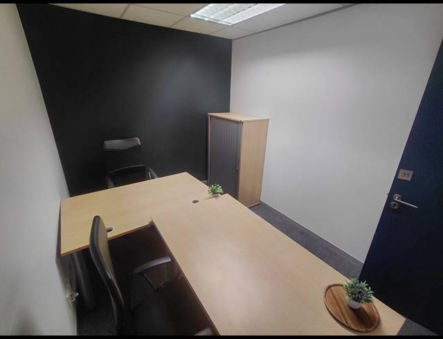 20M² SERVICED OFFICE TO LET IN FOURWAYS